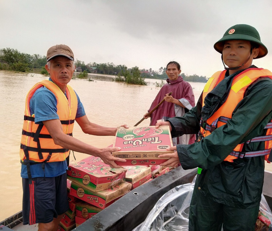 Tình quân dân trong rốn lũ